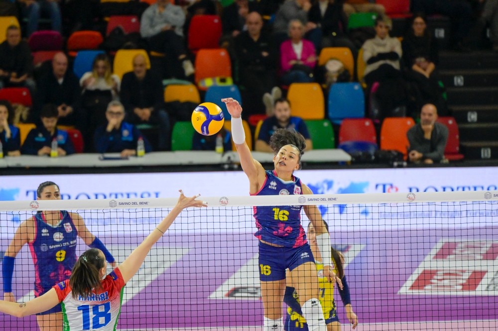 Savino Del Bene Volley a valanga contro Cuneo. MVP Britt Herbots